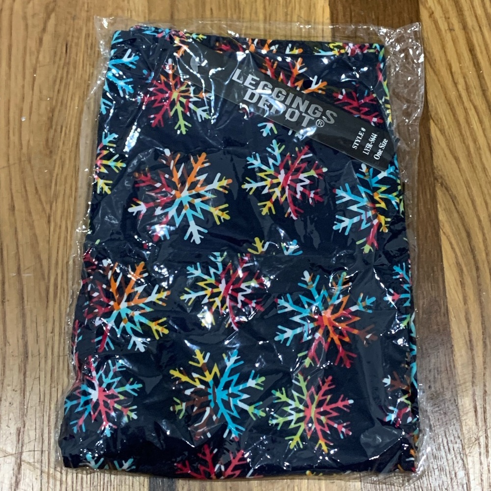 NWT RAINBOW SNOWFLAKE OS LEGGINGS